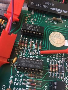 Then, locate and connect the last hook probe named R16 on the Disk ][+ printed circuit board. Connect it on the R16 resistance lead on the analogic board. Take care: the proper lead is the closest from the 74LS125 integrated circuit.